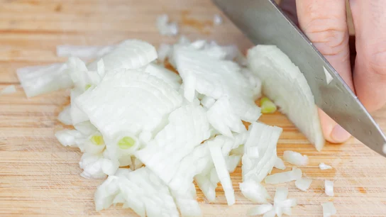 Una persona picando cebolla Una persona picando cebolla