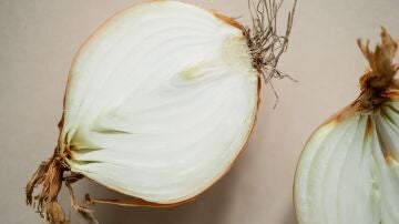 Unas cebollas cortadas a la mitad
