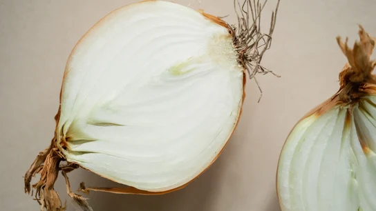 Unas cebollas cortadas a la mitad Unas cebollas cortadas a la mitad