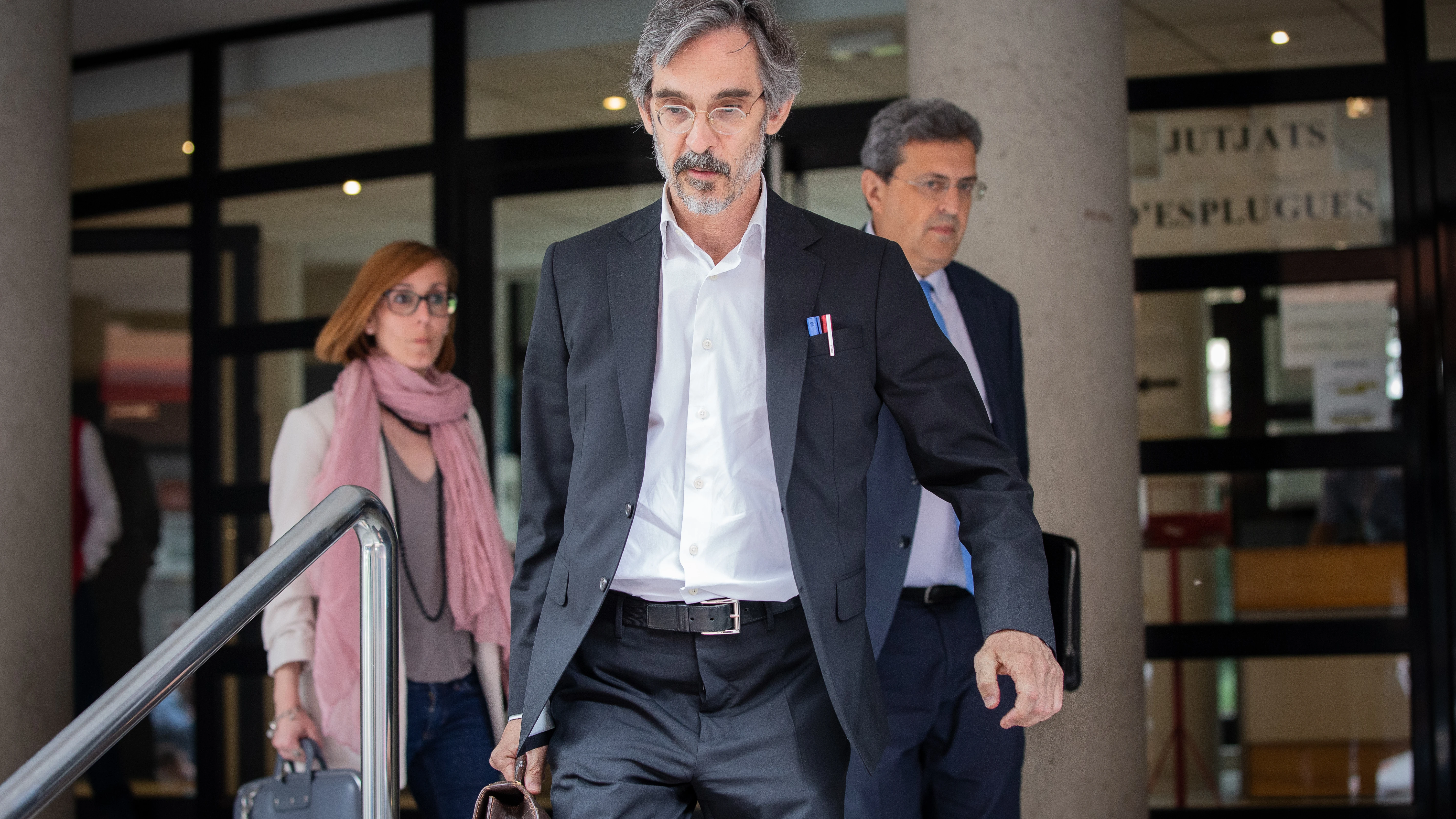 El abogado Cristobal Martell saliendo de los juzgados de Esplugues de Llobregat (Barcelona) durante le juicio por el caso Neymar.