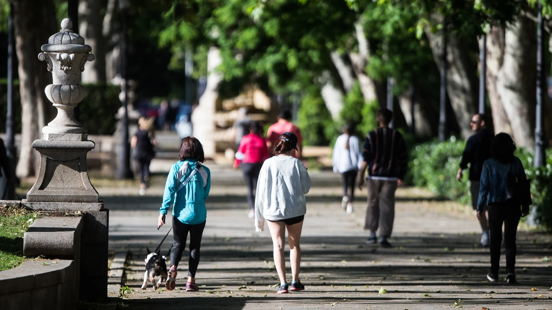 Imagen de archivo de personas caminando.