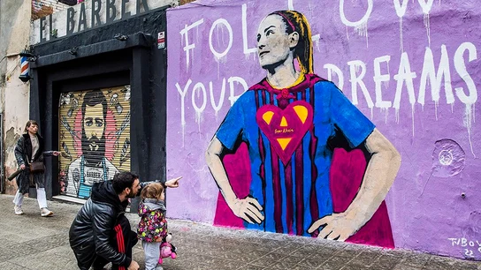 "Feminazi, tortillera...": lamentables insultos en el mural de Alexia Putellas en Barcelona "Feminazi, tortillera...": lamentables insultos en el mural de Alexia Putellas en Barcelona