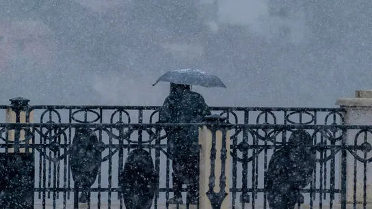 Un hombre se protege de la nieve durante una jornada de nevada en la ciudad de Teruel. Un hombre se protege de la nieve durante una jornada de nevada en la ciudad de Teruel.