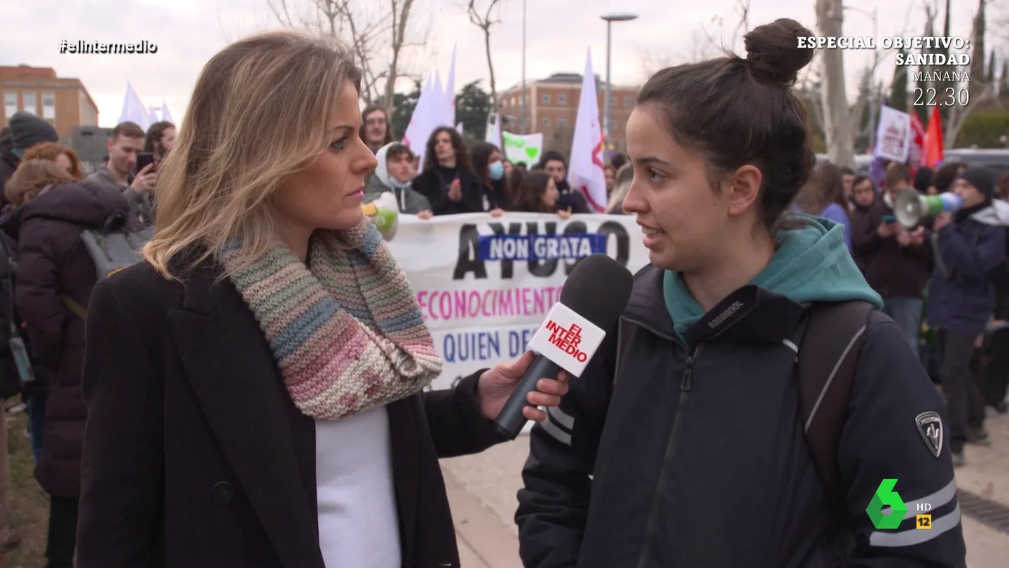 Una universitaria, del nombramiento de Ayuso como ilustre: "No ha hecho nada por la universidad pública, la ha desmantelado" Una universitaria, del nombramiento de Ayuso como ilustre: "No ha hecho nada por la universidad pública, la ha desmantelado"