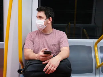 Joven con la mascarilla en el metro Joven con la mascarilla en el metro