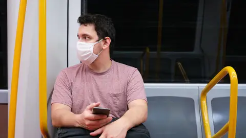 Joven con la mascarilla en el metro Joven con la mascarilla en el metro