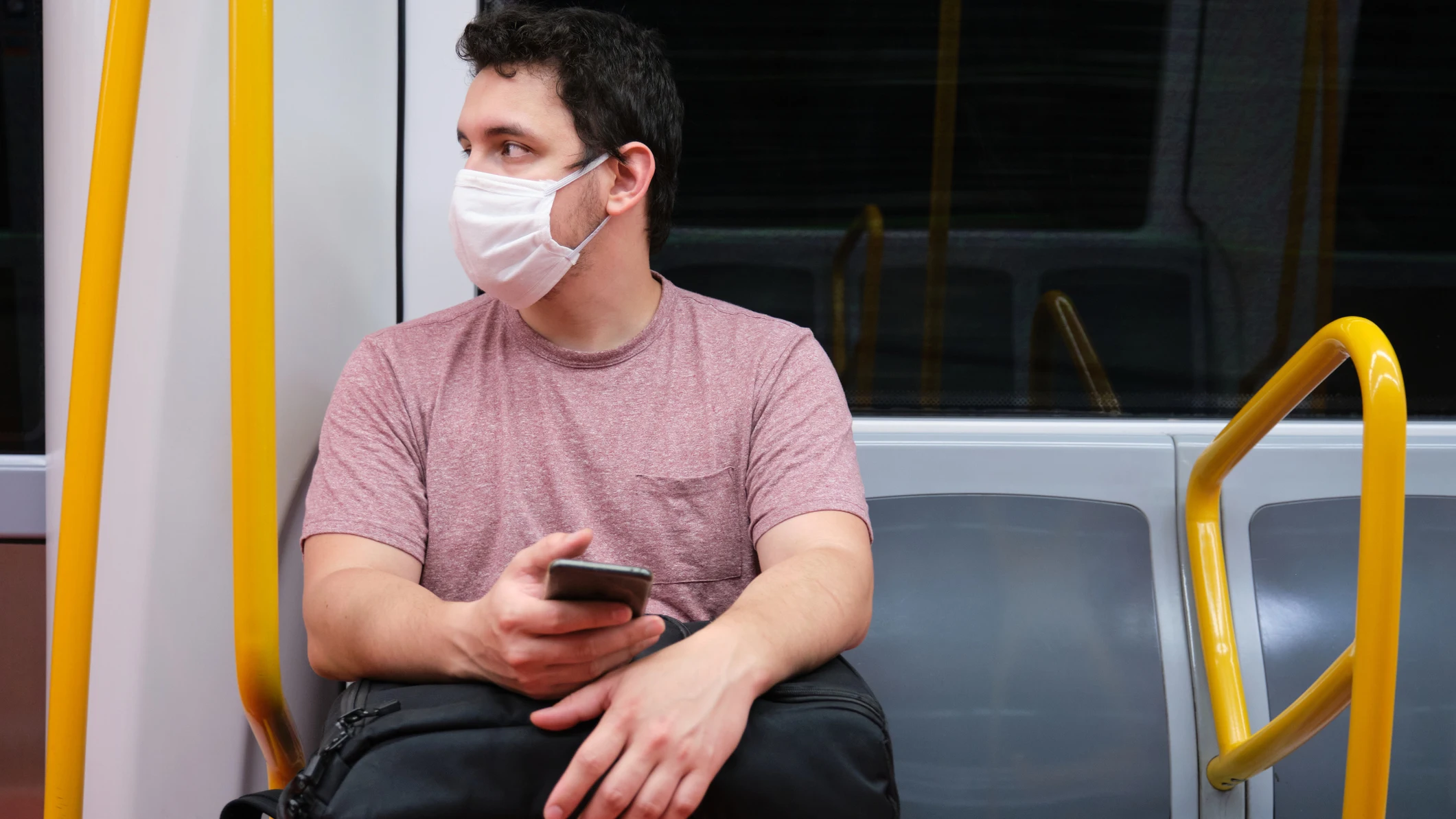 Joven con la mascarilla en el metro Joven con la mascarilla en el metro