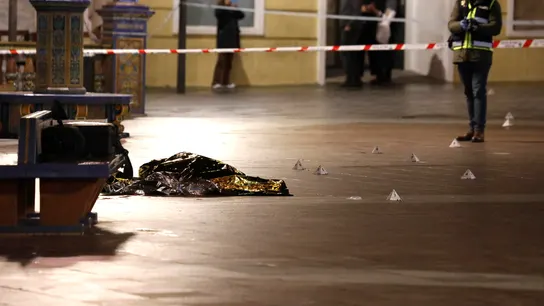 Una persona yace bajo una manta térmica la Plaza Alta de Algeciras Una persona yace bajo una manta térmica la Plaza Alta de Algeciras