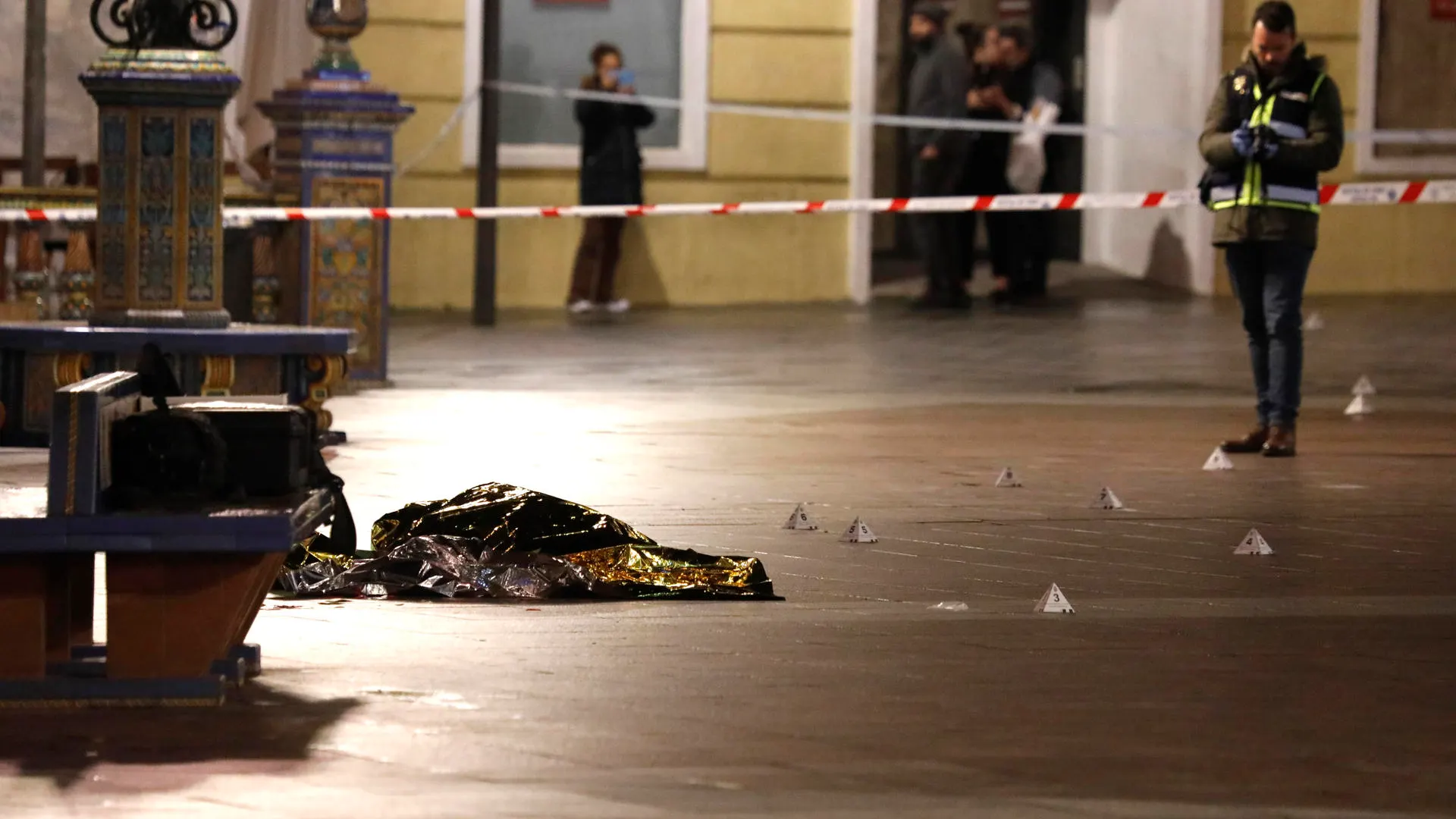 Una persona yace bajo una manta térmica la Plaza Alta de Algeciras