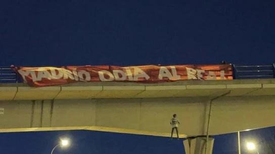 La pancarta y el muñeco en contra de Vinicius y el Real Madrid La pancarta y el muñeco en contra de Vinicius y el Real Madrid