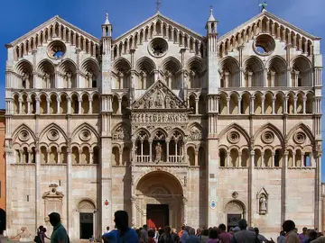 Catedral de San Jorge Mártir de Ferrara: ¿Sabes qué Papa está enterrado en este lugar?