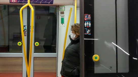 Imagen de archivo de una mujer con mascarilla en el metro. Imagen de archivo de una mujer con mascarilla en el metro.