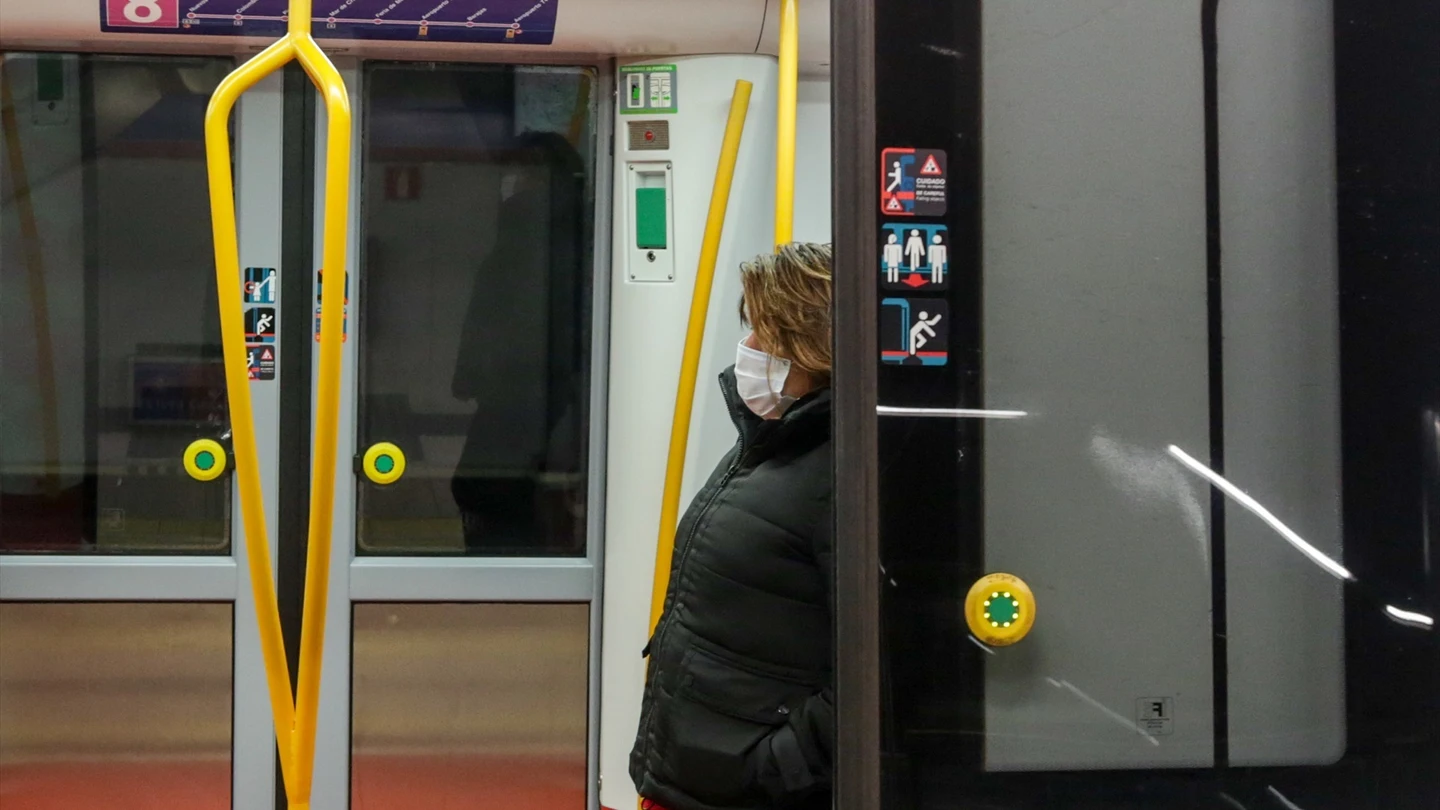Imagen de archivo de una mujer con mascarilla en el metro. Imagen de archivo de una mujer con mascarilla en el metro.