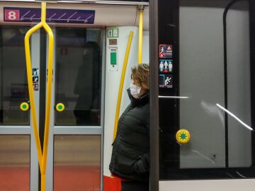 Imagen de archivo de una mujer con mascarilla en el metro. 