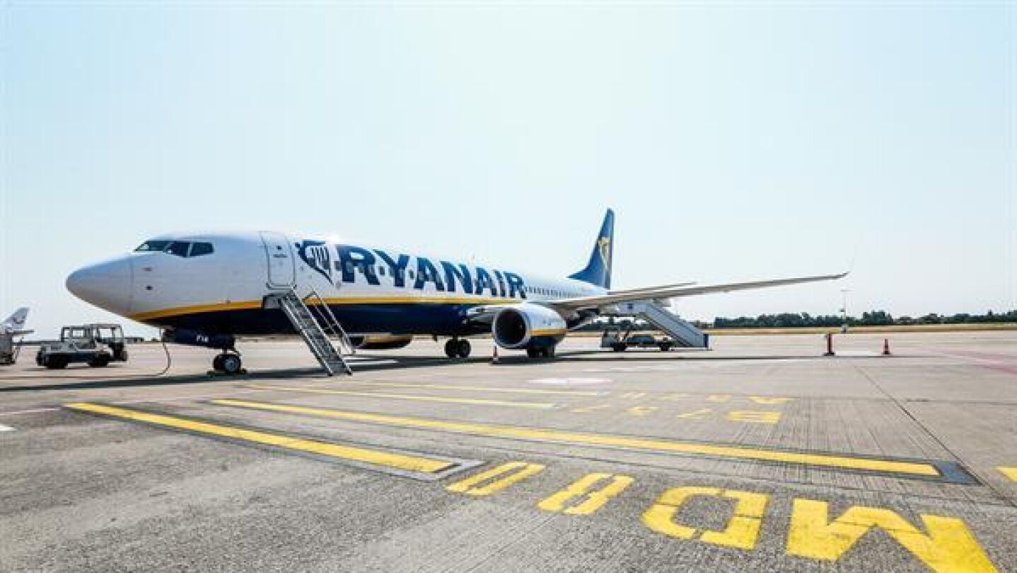 Imagen de archivo de un avi&oacute;n de Ryanair parado en la pista de aterrizaje en B&eacute;lgica