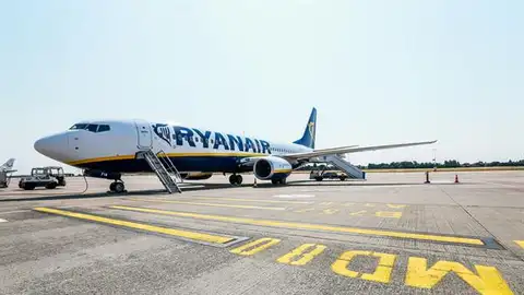 Imagen de archivo de un avión de Ryanair parado en la pista de aterrizaje en Bélgica Imagen de archivo de un avión de Ryanair parado en la pista de aterrizaje en Bélgica