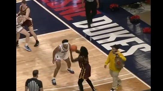 Momento que el repartidor entra en mitad del partido Momento que el repartidor entra en mitad del partido