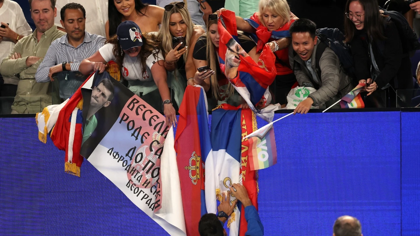 Novak Djokovic firma autógrafos a sus fans Novak Djokovic firma autógrafos a sus fans