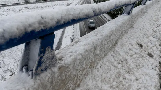 El frío se queda al menos hasta el martes y las nevadas continúan en el norte El frío se queda al menos hasta el martes y las nevadas continúan en el norte