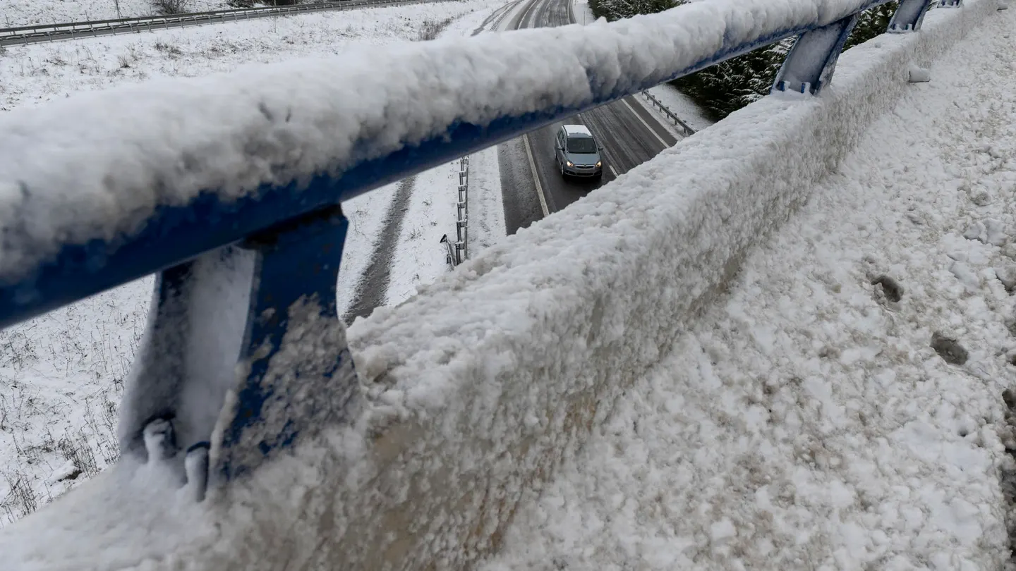 El frío se queda al menos hasta el martes y las nevadas continúan en el norte El frío se queda al menos hasta el martes y las nevadas continúan en el norte