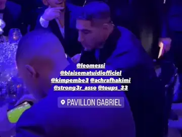 Mbappé, cazado junto a Achraf viendo el Madrid-Atlético durante una gala