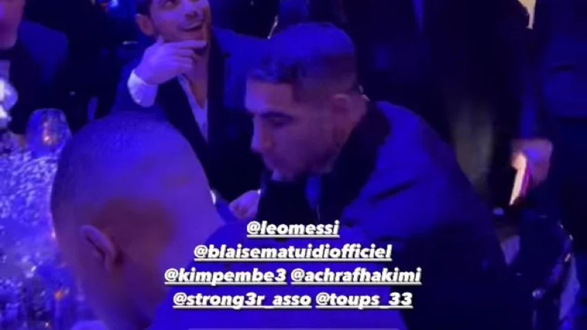 Mbappé, cazado junto a Achraf viendo el Madrid-Atlético durante una gala