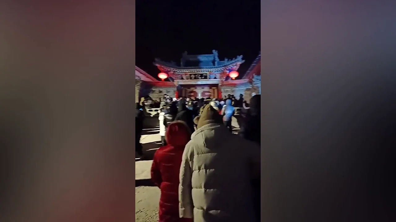 Unos turistas patalean la puerta de un templo en China por la ola de fr&iacute;o extremo que est&aacute;n viviendo