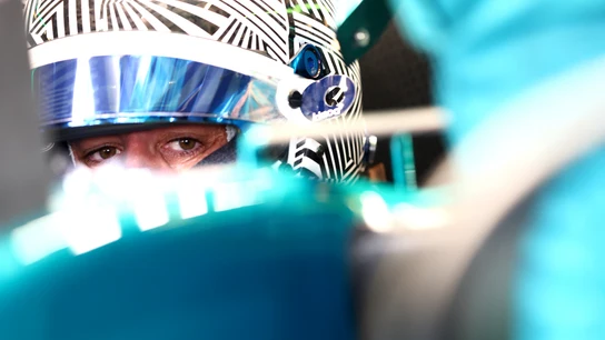 Fernando Alonso, subido al Aston Martin Fernando Alonso, subido al Aston Martin