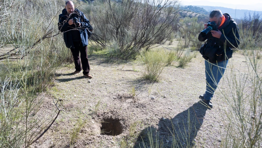 Encuentran el cadáver de un bebé envuelto en mantas en Granada