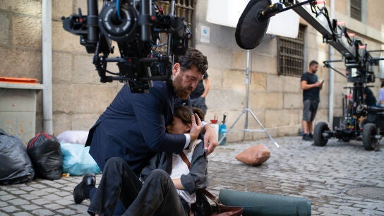 Hovik Keuchkerian y Vicky Luengo, en el rodaje de 'Reina Roja'.