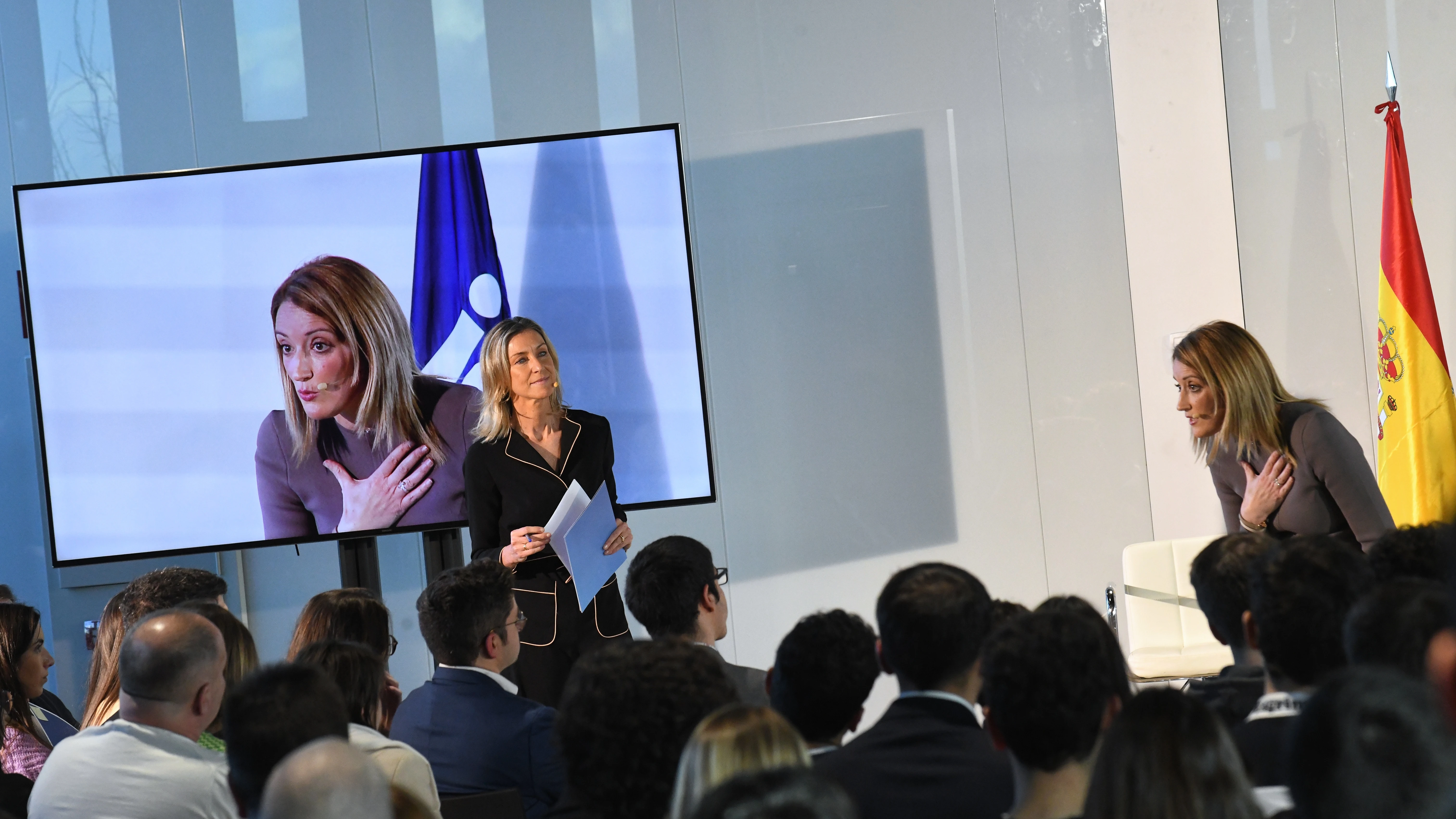 La presidenta del Parlamento Europeo, Roberta Metsola, interviene en un evento abierto al público con jóvenes en el Instituto de Empresa, a 27 de enero de 2023, en Madrid (España).