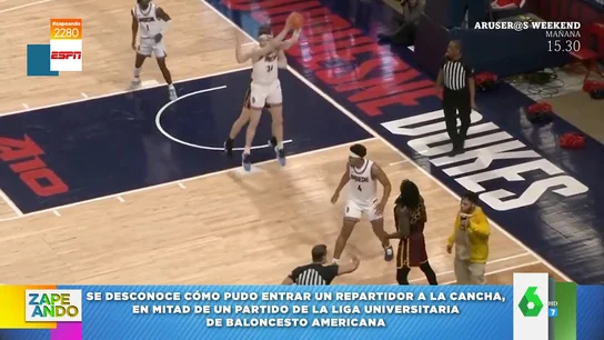 El despiste viral de un repartidor de comida: así se cuela en una cancha de baloncesto en pleno partido El despiste viral de un repartidor de comida: así se cuela en una cancha de baloncesto en pleno partido