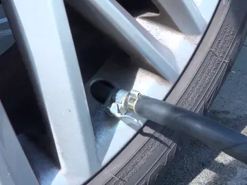 Inflar las ruedas del coche Inflar las ruedas del coche