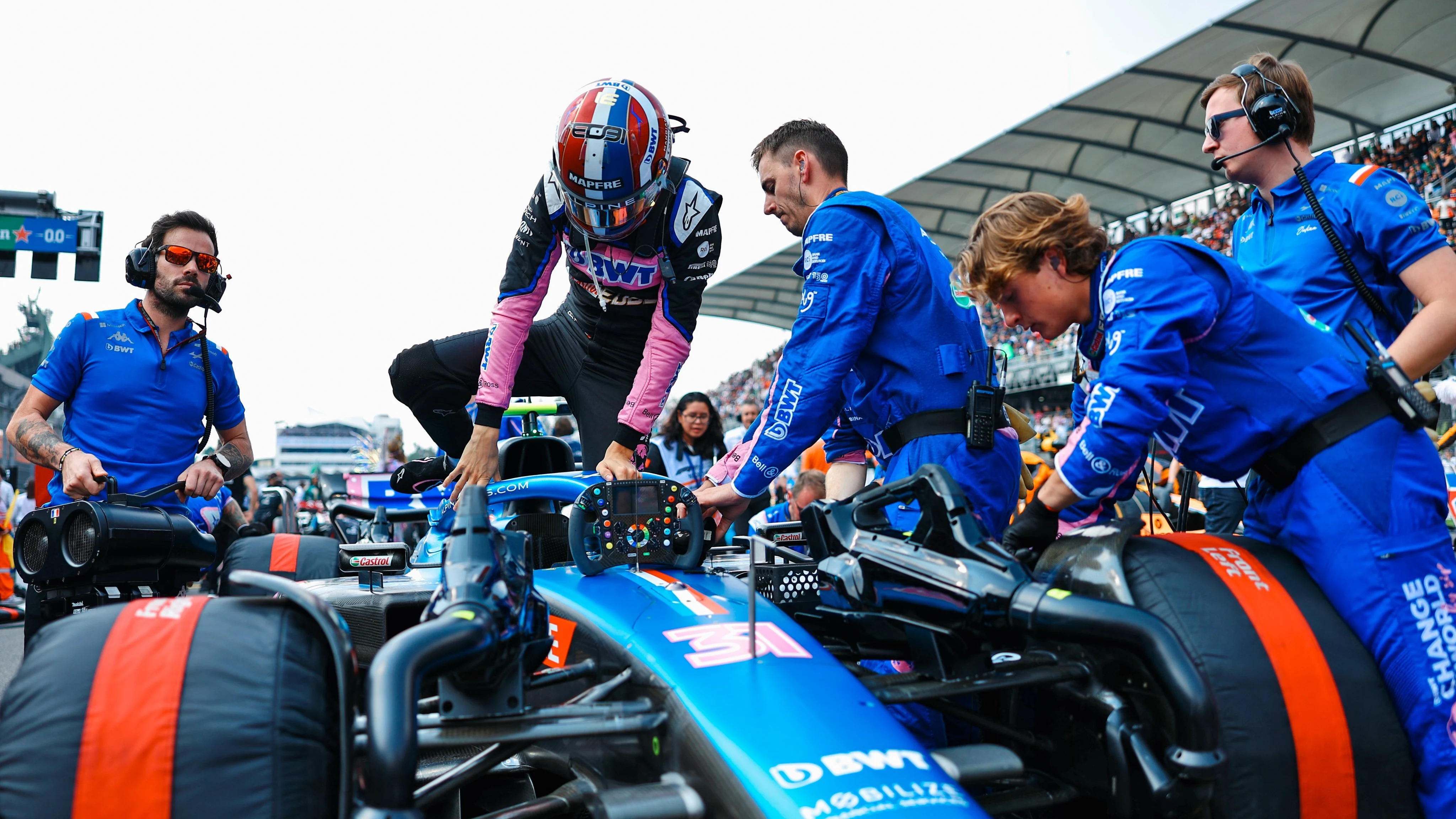 Esteban Ocon con miembros del equipo Alpine