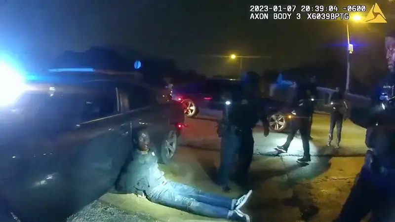 La imagen que muestra a Tire Nichols apoyado contra un automóvil después de un ataque brutal de cinco policías de Memphis el 7 de enero de 2023