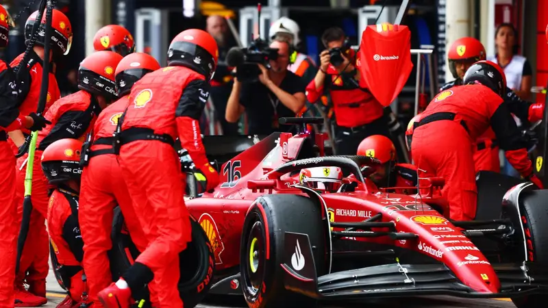 Charles Leclerc realiza una parada con el Ferrari
