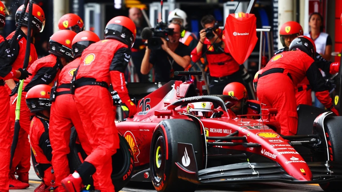 Charles Leclerc realiza una parada con el Ferrari