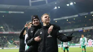 Niklas Schmidt agradece el gesto a los aficionados del Werder Bremen