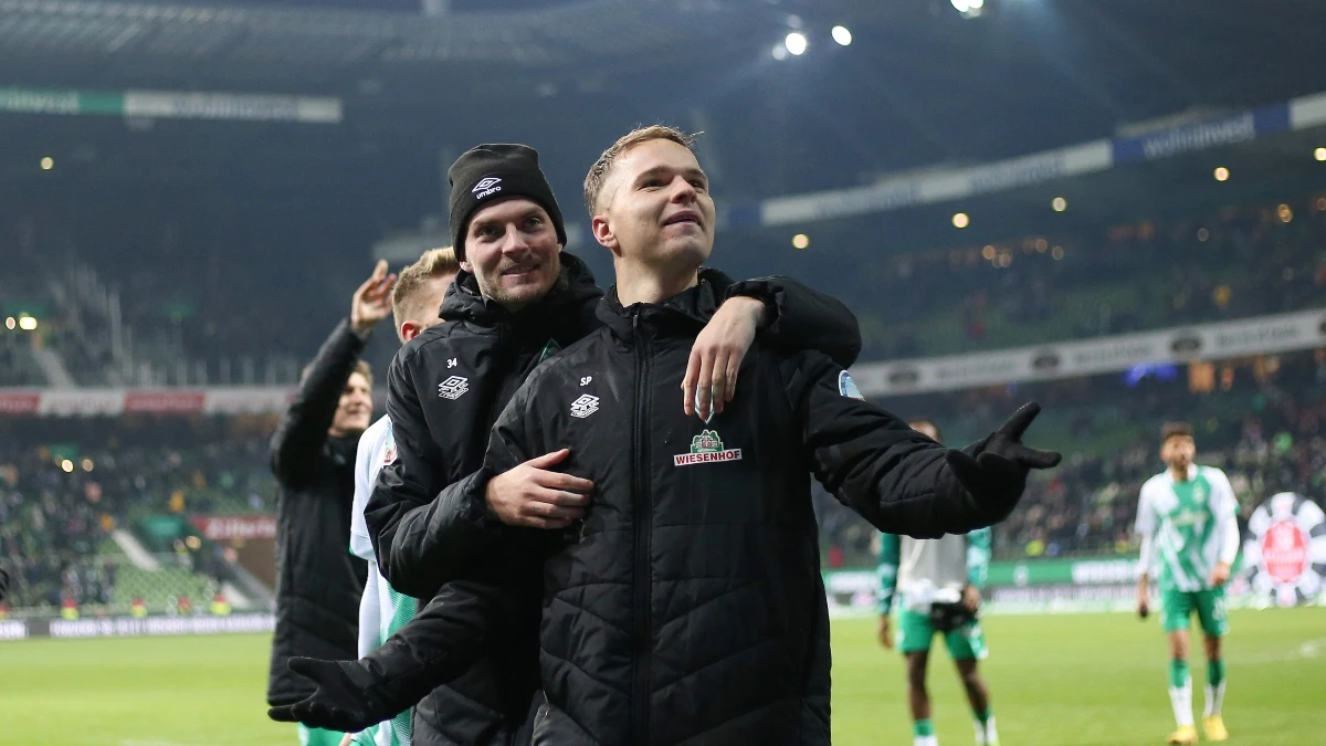 Niklas Schmidt agradece el gesto a los aficionados del Werder Bremen