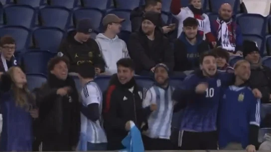 Aficionados argentinos cantan 'Muchachos' en el Parque de los Príncipes Aficionados argentinos cantan 'Muchachos' en el Parque de los Príncipes