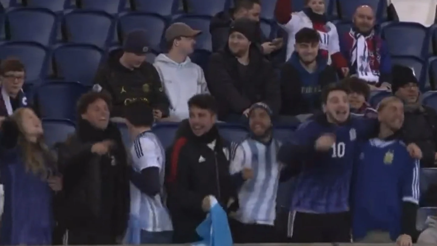 Aficionados argentinos cantan 'Muchachos' en el Parque de los Príncipes Aficionados argentinos cantan 'Muchachos' en el Parque de los Príncipes