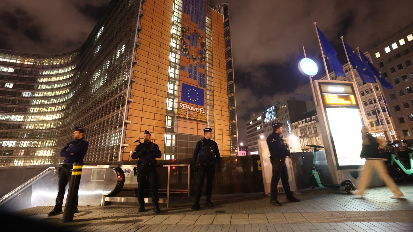 Policías armados montan guardia cerca de la estación Schuman tras un ataque con cuchillo, en Bruselas este 30 de enero. Policías armados montan guardia cerca de la estación Schuman tras un ataque con cuchillo, en Bruselas este 30 de enero.
