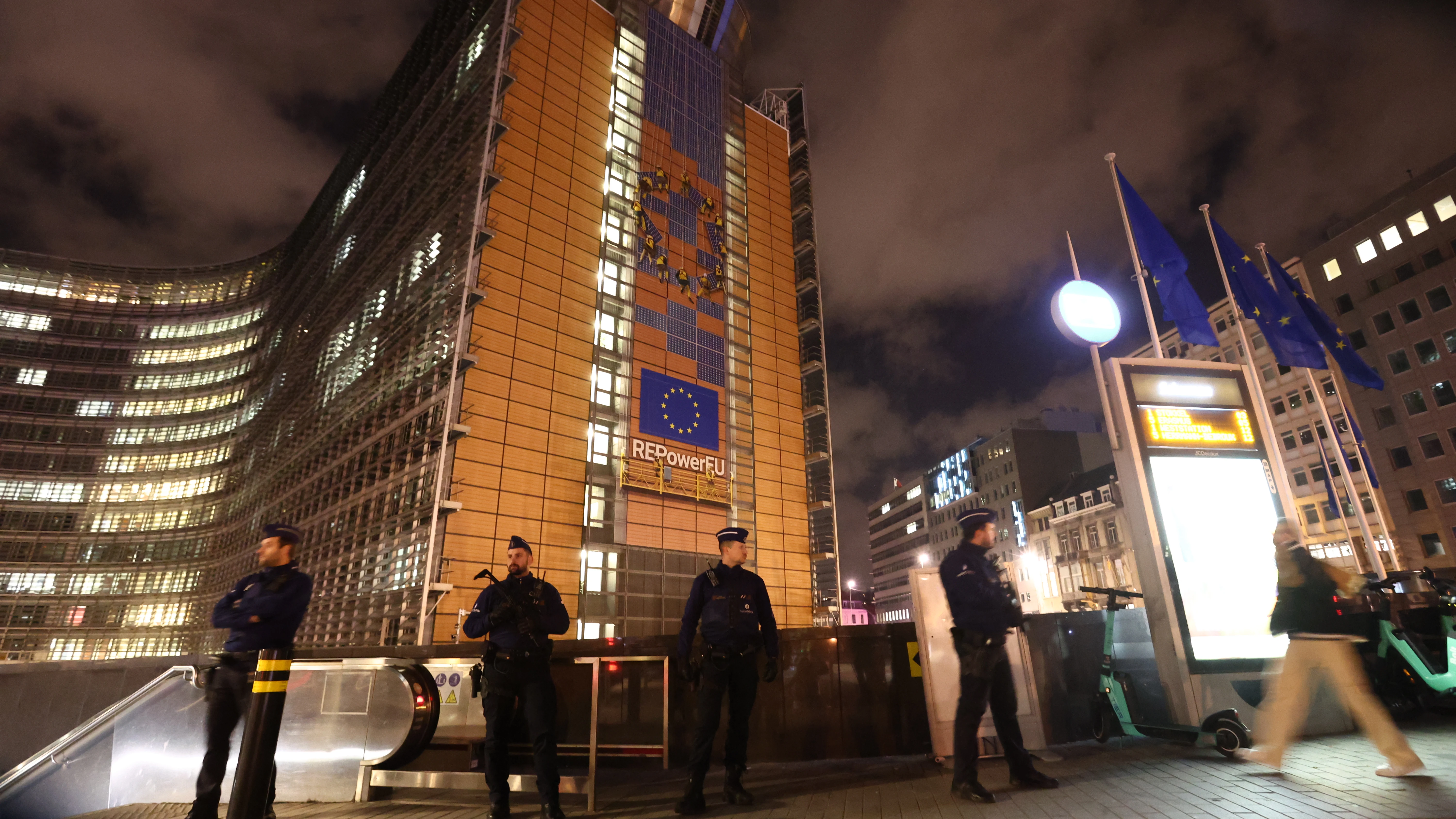 Policías armados montan guardia cerca de la estación Schuman tras un ataque con cuchillo, en Bruselas este 30 de enero.