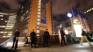 Policías armados montan guardia cerca de la estación Schuman tras un ataque con cuchillo, en Bruselas este 30 de enero.