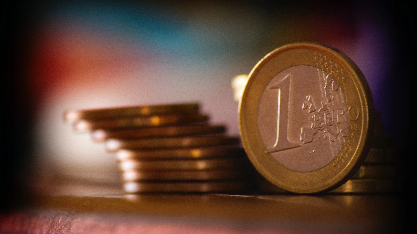 Monedas de 1 euro apiladas ONDA CERO ALMERIA