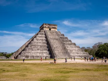 Turistas en la pirámide de Chichén Itzá Turistas en la pirámide de Chichén Itzá