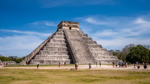 Turistas en la pirámide de Chichén Itzá Turistas en la pirámide de Chichén Itzá