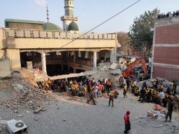 A suicide attack leaves at least 27 dead and 140 injured in a mosque in Pakistan