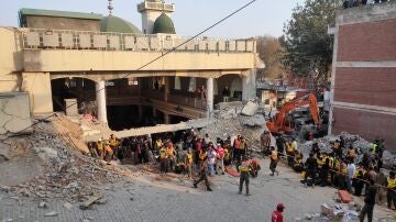 Un ataque suicida deja al menos 27 muertos y 140 heridos en una mezquita en Pakistán