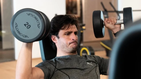 La agitada pretemporada de Carlos Sainz: de acompañar a su padre en el Dakar a los test de Fiorano La agitada pretemporada de Carlos Sainz: de acompañar a su padre en el Dakar a los test de Fiorano